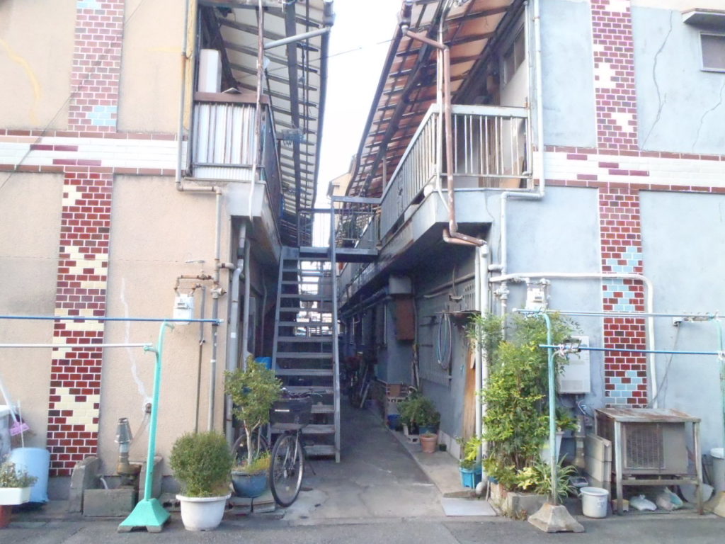 大阪の文化住宅、築古アパートの外観