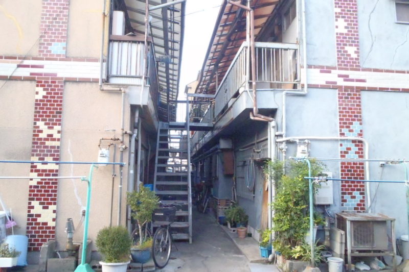 大阪の文化住宅、築古アパートの外観